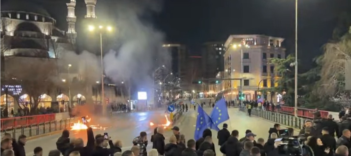 Protesta e opozitës, delegacioni i BE: Të shqetësuar për aktet e dhunshme, rrezikuan jetë njerëzish