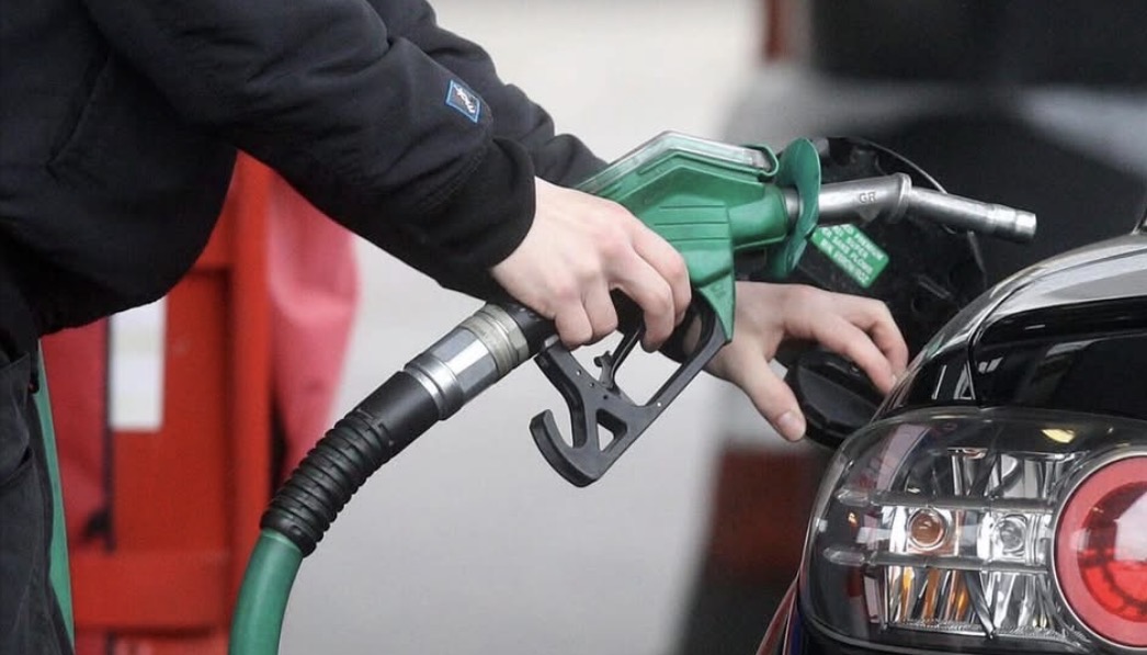 Lufta prek naftën në Shqipëri/ Ngrihet lehtë çmimi, ekspertët kërkojnë ulje të taksave dhe fiksim të çmimit si në Kosovë
