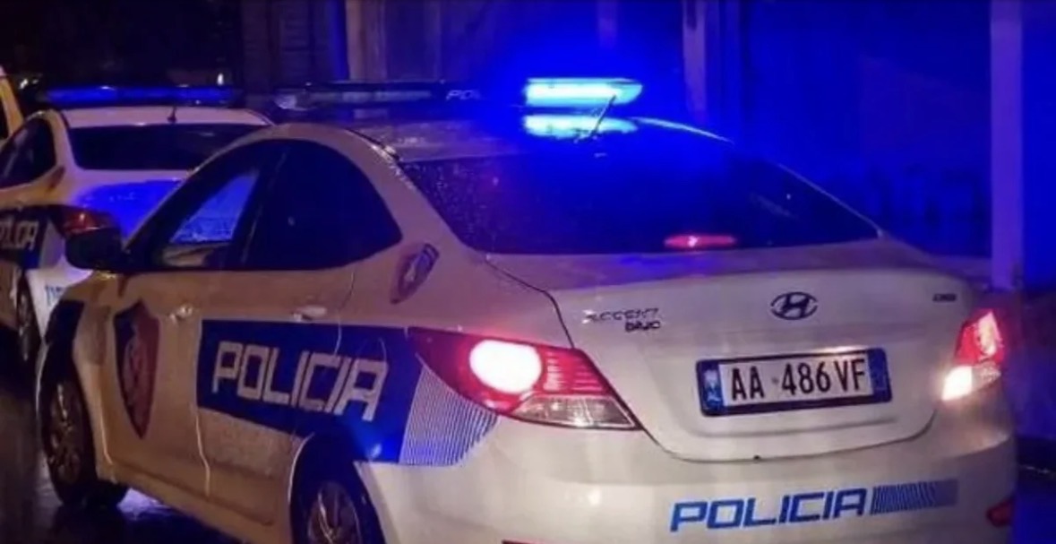 Turisti i huaj grabitet në mes të Lungomares, i marrin me forcë varësen nga qafa 