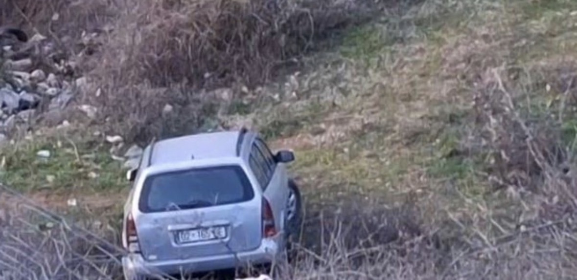 Automjeti del nga rruga dhe bie nga lartësia, shoferi shpëton mrekullisht! 