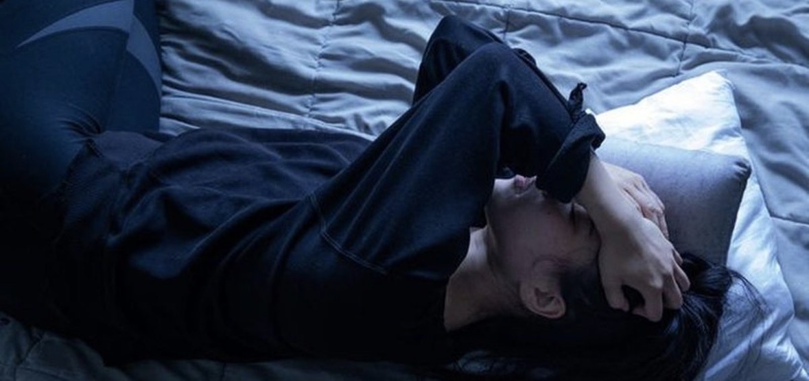 Përjetoni ankth gjatë natës? Pse ju ndodh dhe si mund ta përballoni 
