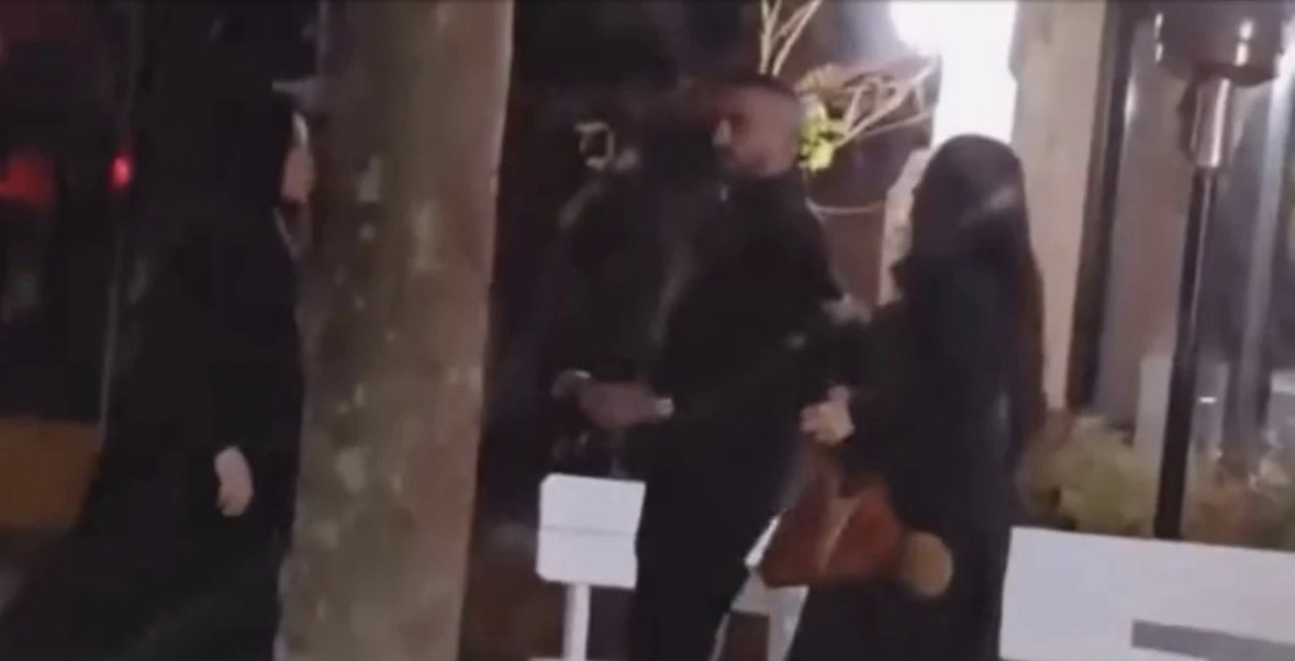 Sherr në mes të rrugës mes dy vajzave për një djalë, ndërhyn për t’i ndarë “molla” e sherrit 