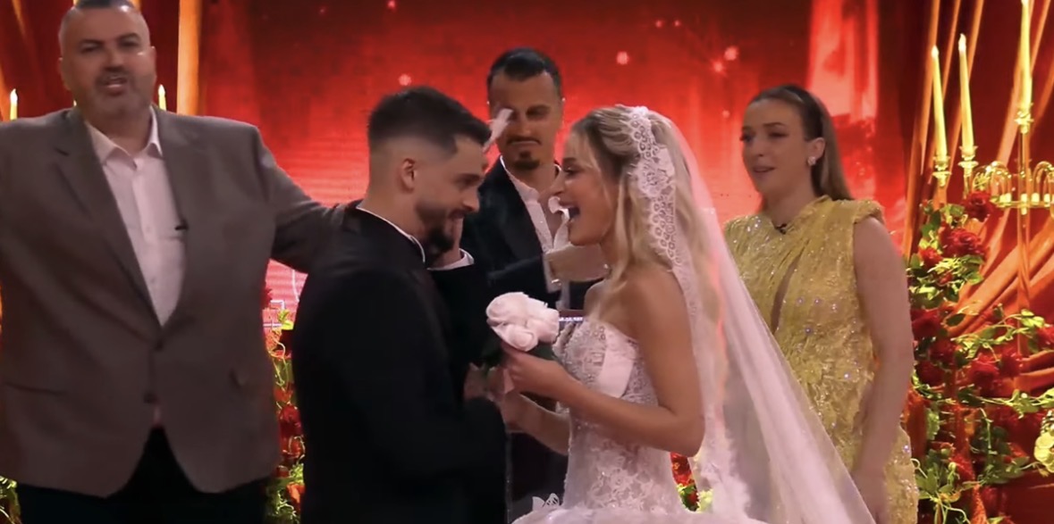 Martesa e shumëpritur ndërpritet nga Rogerti dhe Juela: Mos i beso… 