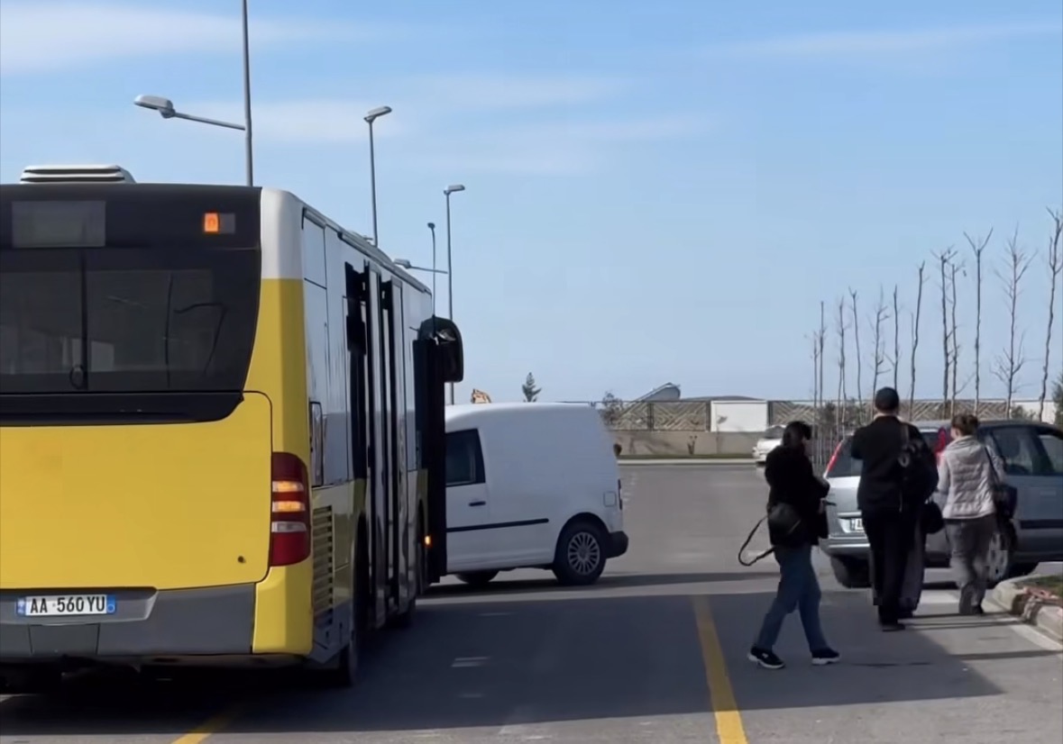 Autobusi futet brenda kampusit të Universitetit “Aleksandër Moisiu” në Durrës, lehtësi për studentët