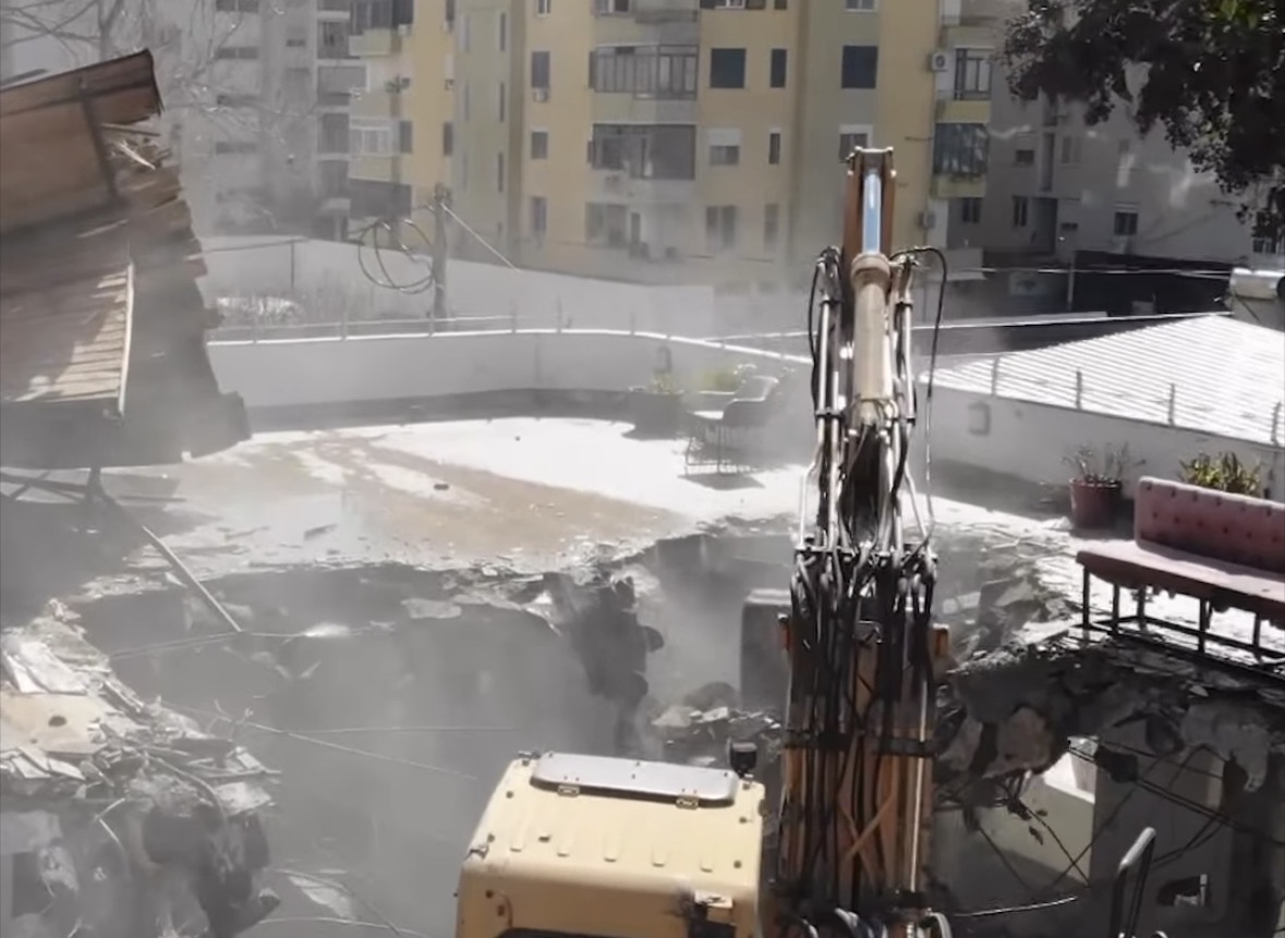 Shembet objekti pa leje brenda territorit të Muzeut Arkeologjik në Durrës