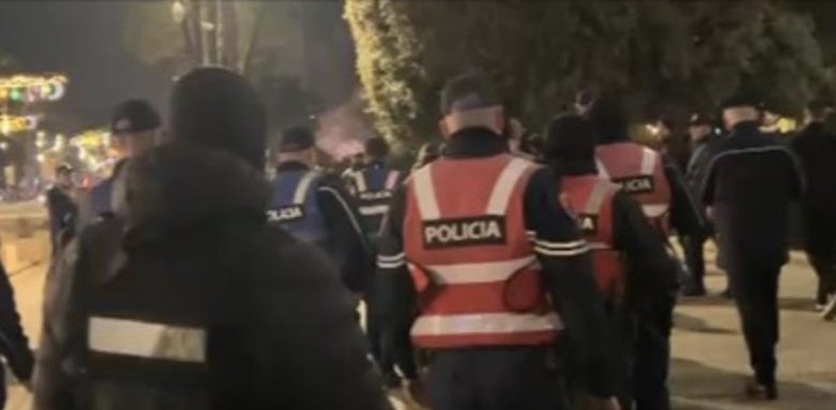 Protesta e Lapajt para Kryeministrisë/ Policia u merr protestuesve karriget dhe pankartat, qytetarët: Turp, turp… 