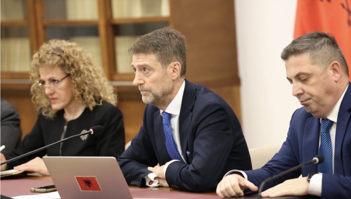 “Përparësi siguria e shqiptarëve”, ministri Hoxha mbledh shtabin e posaçëm për situatën në Lindjen e Mesme