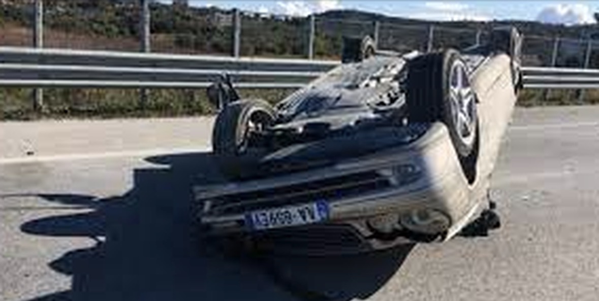 Përmbyset makina me 3 vajza shqiptare, njëra prej tyre plagoset rëndë 