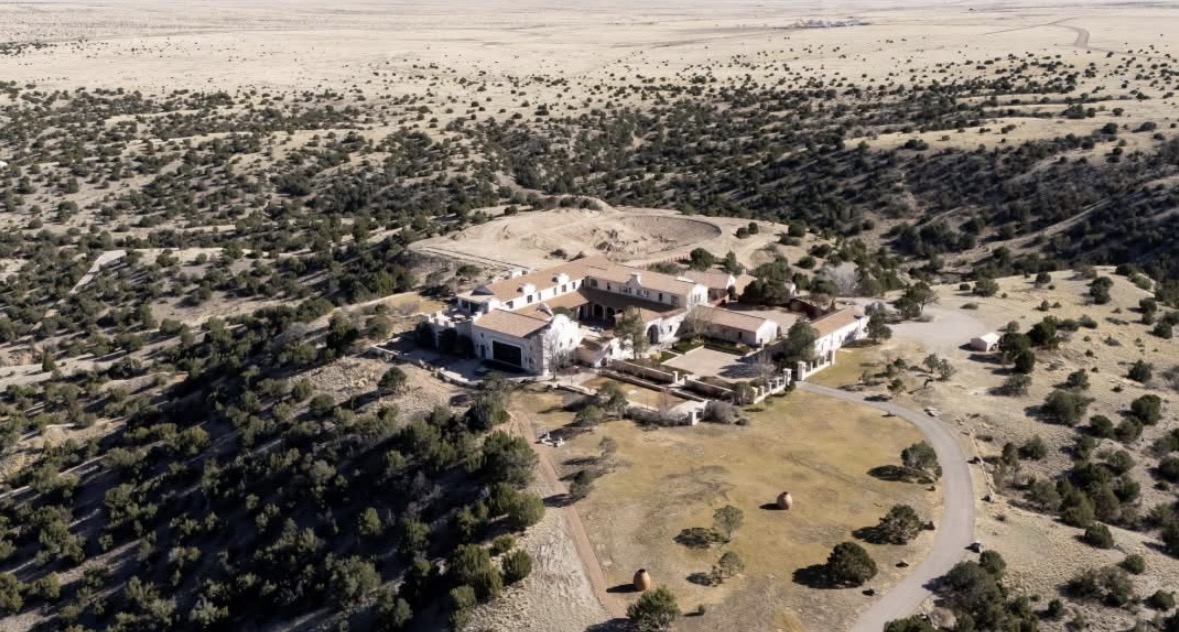 Autoritetet e New Mexico kontrolle në fermën “Zorro Ranch”, dikur ishte në pronësi të Epstein