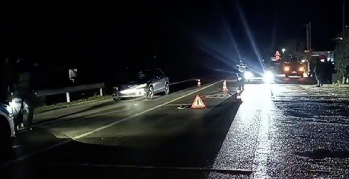 Berat/ Motomjeti del nga rruga dhe përfundon në kanal, humb jetën 40-vjeçari 