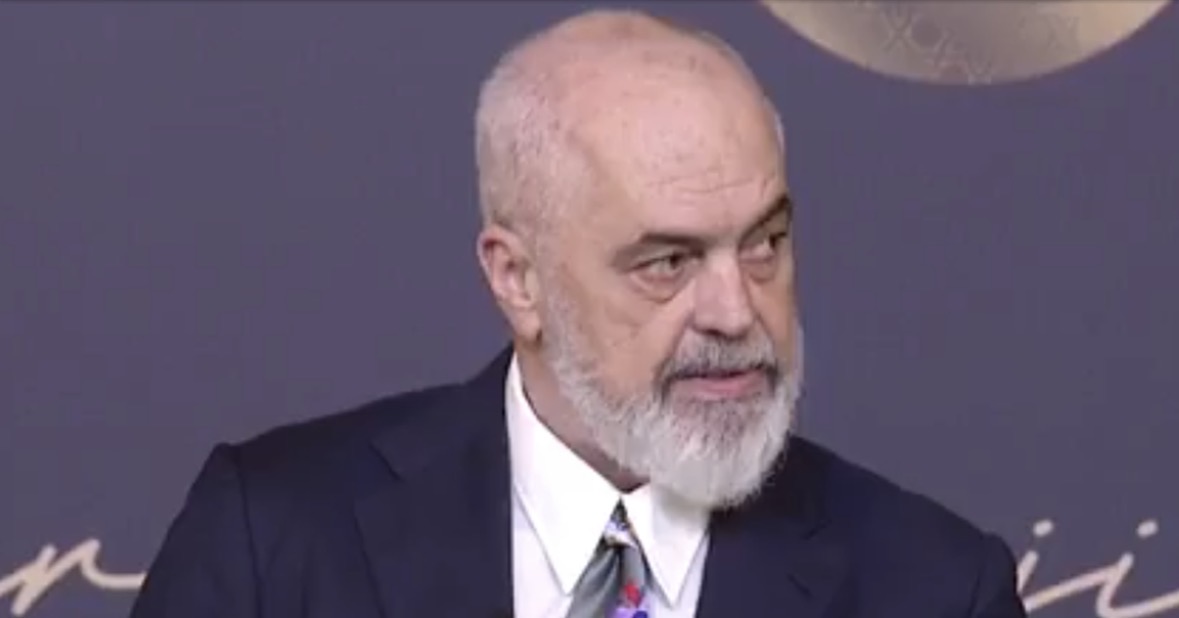 Kryeministri Edi Rama shtron darkën e iftarit në Pallatin e Kongreseve 