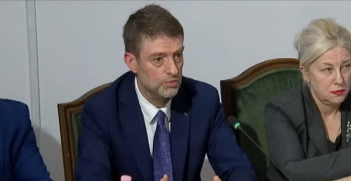 Shqiptarët e rrezikuar nga lufta/ Ministri Hoxha: Po bashkëpunojmë me Kryqin e Kuq dhe asistencën në Teheran 