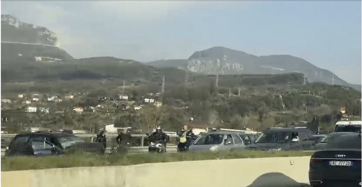Aksident i rëndë në autostradën Tiranë-Elbasan, makina bëhet copash në Bërzhitë