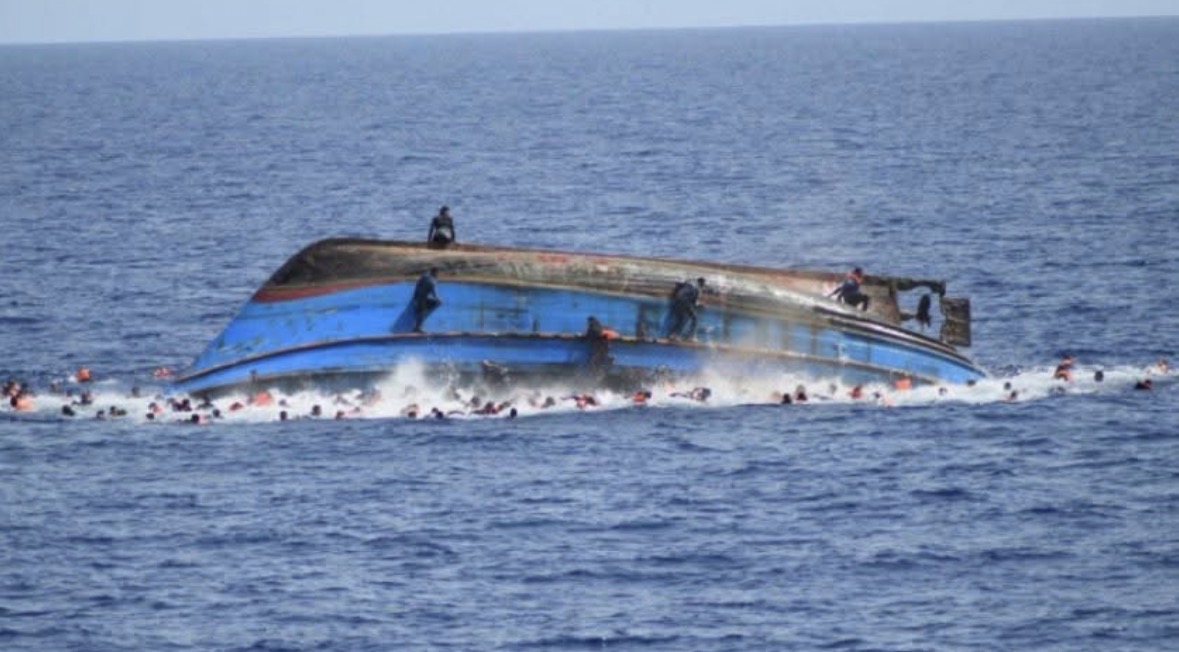 Përmbyset një anije me emigrantë në brigjet italiane, shpëtohen 64 persona! Një 2-vjeçari i zhdukur