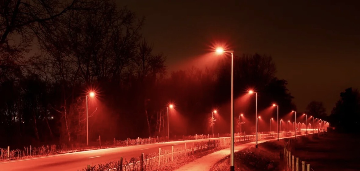 Në këtë qytet të njohur dritat e verdha janë zëvendësuar me ato të kuqe, por përse? Ja arsyeja 