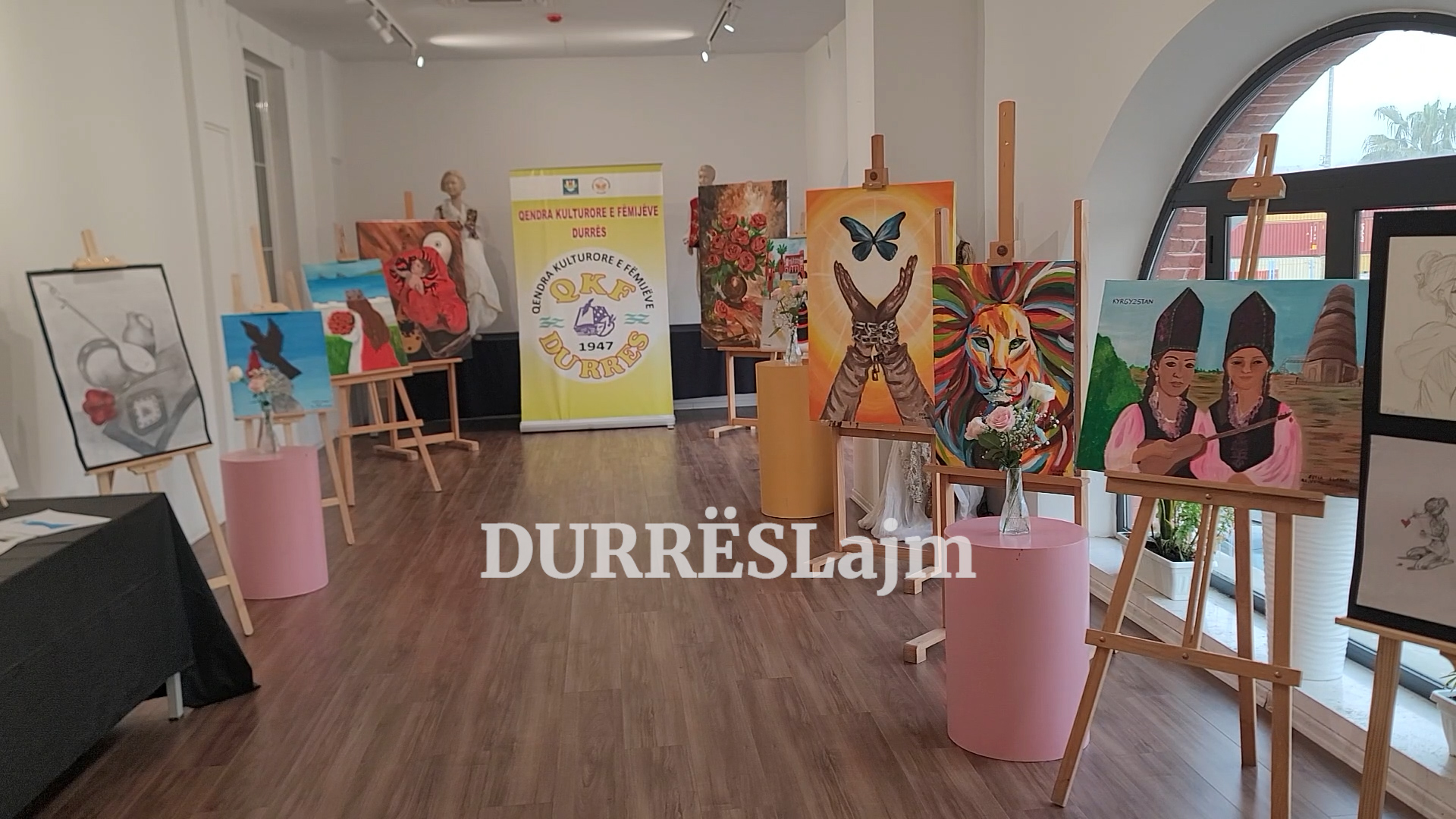 Piktorja e vogêl Estia Luadhi hap ekspozitën “Harmoni ngjyrash” (VIDEO)