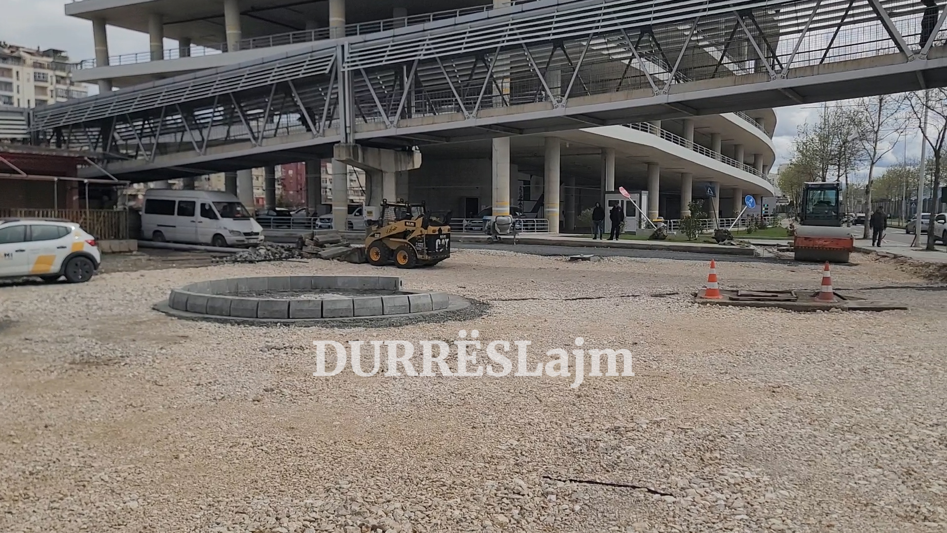 Reflekton FSHZH, ndryshon hyrja-dalja nga parkimi me kate në Durrës! (VIDEO)