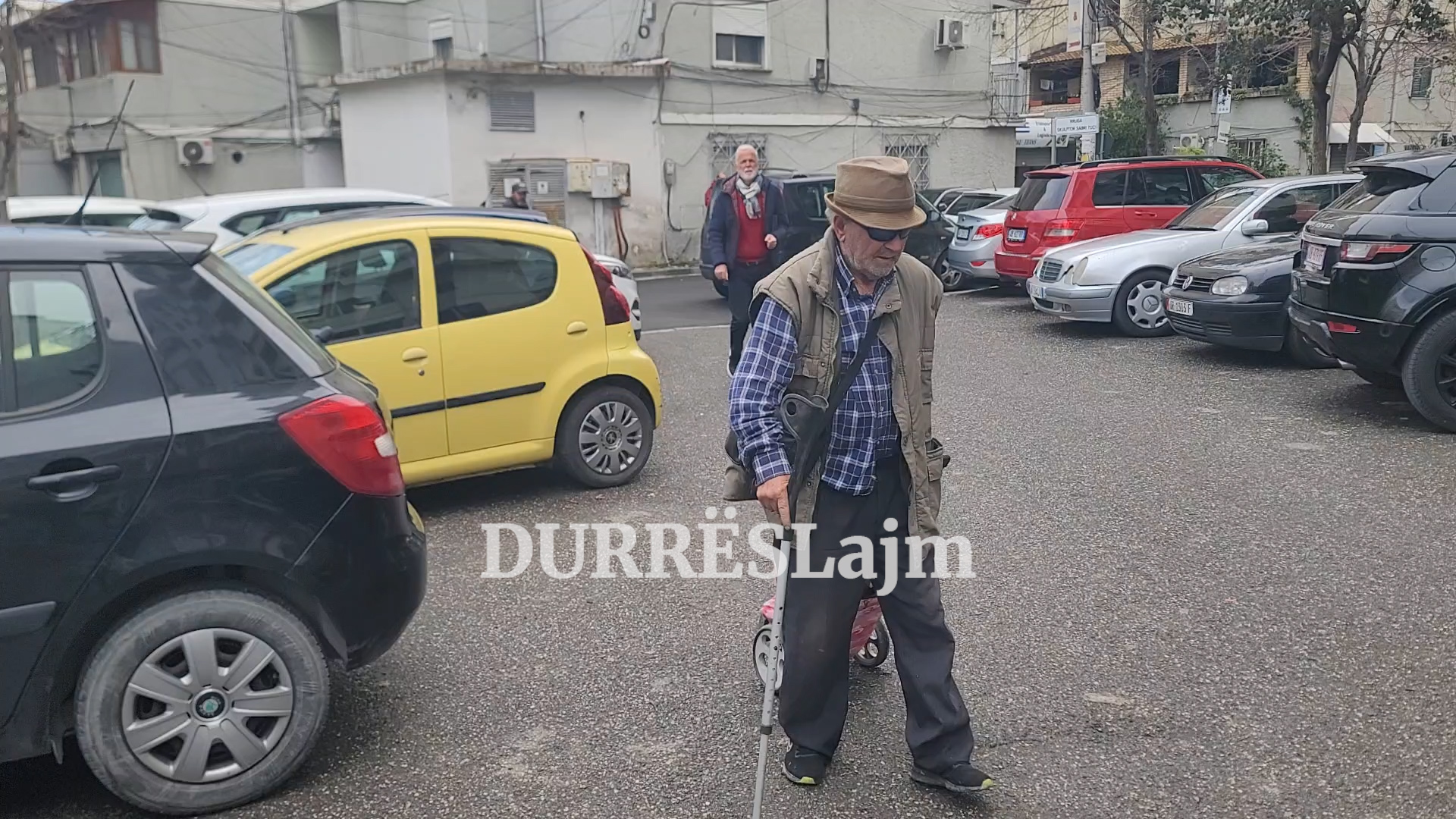 85-vjeçari nga Durrësi “gërmon” në kazanët e mbeturinave, pensioni nuk i del për t’u ushqyer dhe ilaçet (VIDEO)