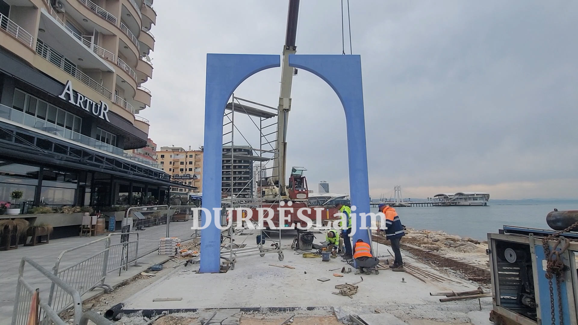 Investimi në shëtitoren “Taulantia”, nis vendosja e pergolave të betonit (VIDEO)