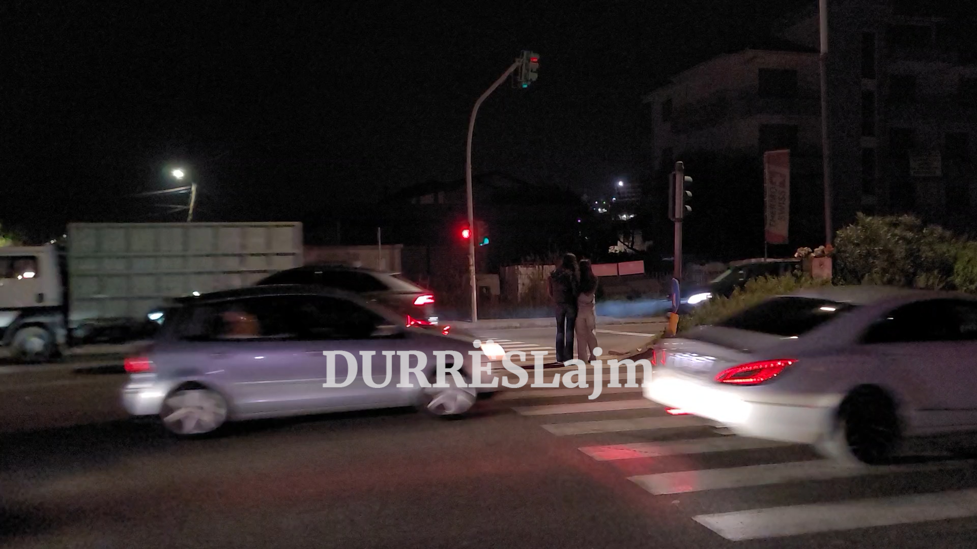 “9 sekondat e pamjaftueshme!” Rreziku i semaforit të unazës Shkozet – Plepa dhe mbikalimi i munguar (VIDEO)