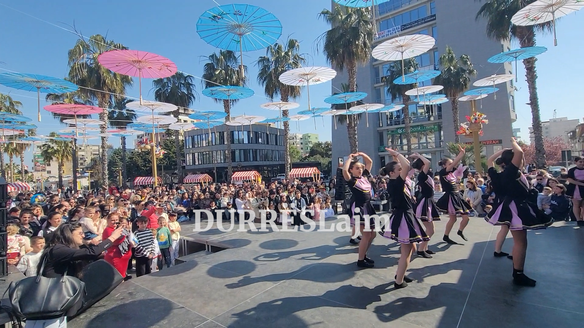 Dita e verës në Durrës, një shesh plot ngjyra e alegri (VIDEO)