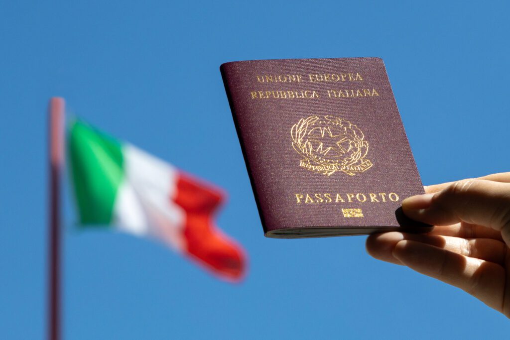 557 mijë shqiptarë jetojnë në Itali, 141 mijë kanë pasaportë italiane