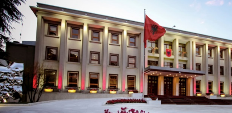 Begaj dekreton ndryshimet në qeveri