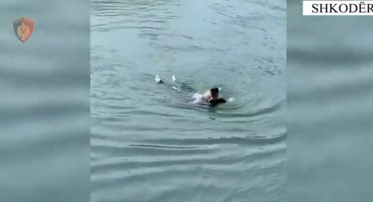 59-vjeçarja hidhet në ujërat e lumit Buna, shpëtohet nga punonjësit e policisë