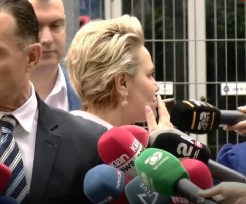 Kryemadhi me shfaqje të pazakontë, pi cigare live përpara kamerave pas vendimit të GJKKO-së