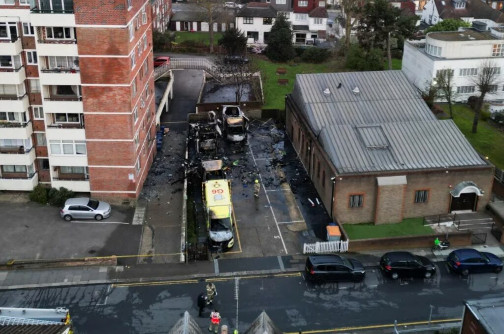 Sulm në Londër, digjen ambulancat e një organizate hebraike pranë një sinagoge
