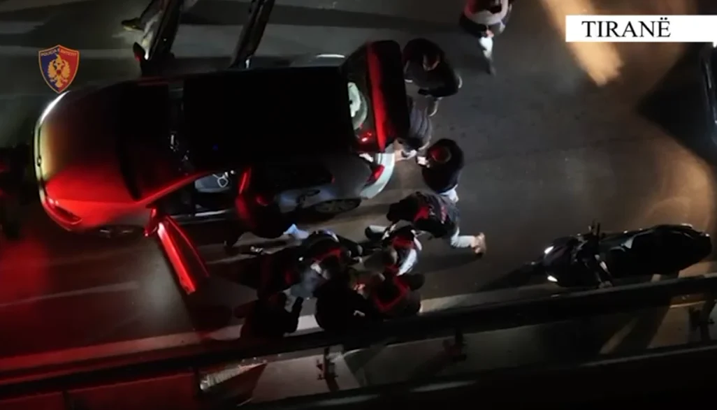 Goditet grupi kriminal i trafikut të armëve në Tiranë, policia kap në flagrancë automjetin me pistoleta “Sig Sauer”