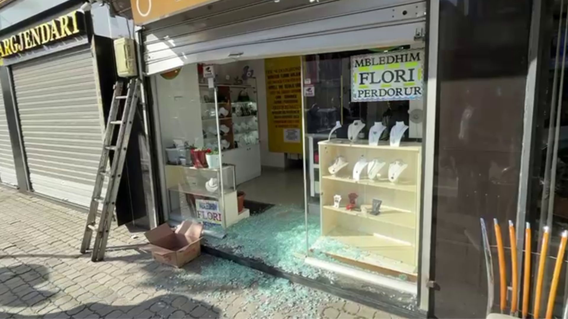 Thyhet argjendaria në qendër të Pogradecit, pronari: Është e disata herë, ende nuk janë gjetur autorët
