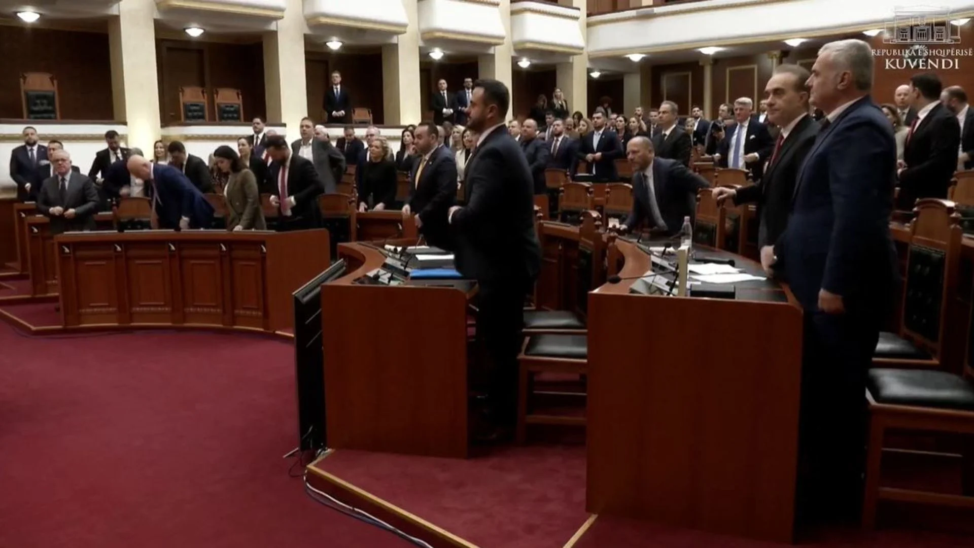 Nis seanca plenare, Kuvendi mban një minutë heshtje për familjen e Adem Jasharit dhe për ish-deputetin e PD-së, Tomorr Dosti