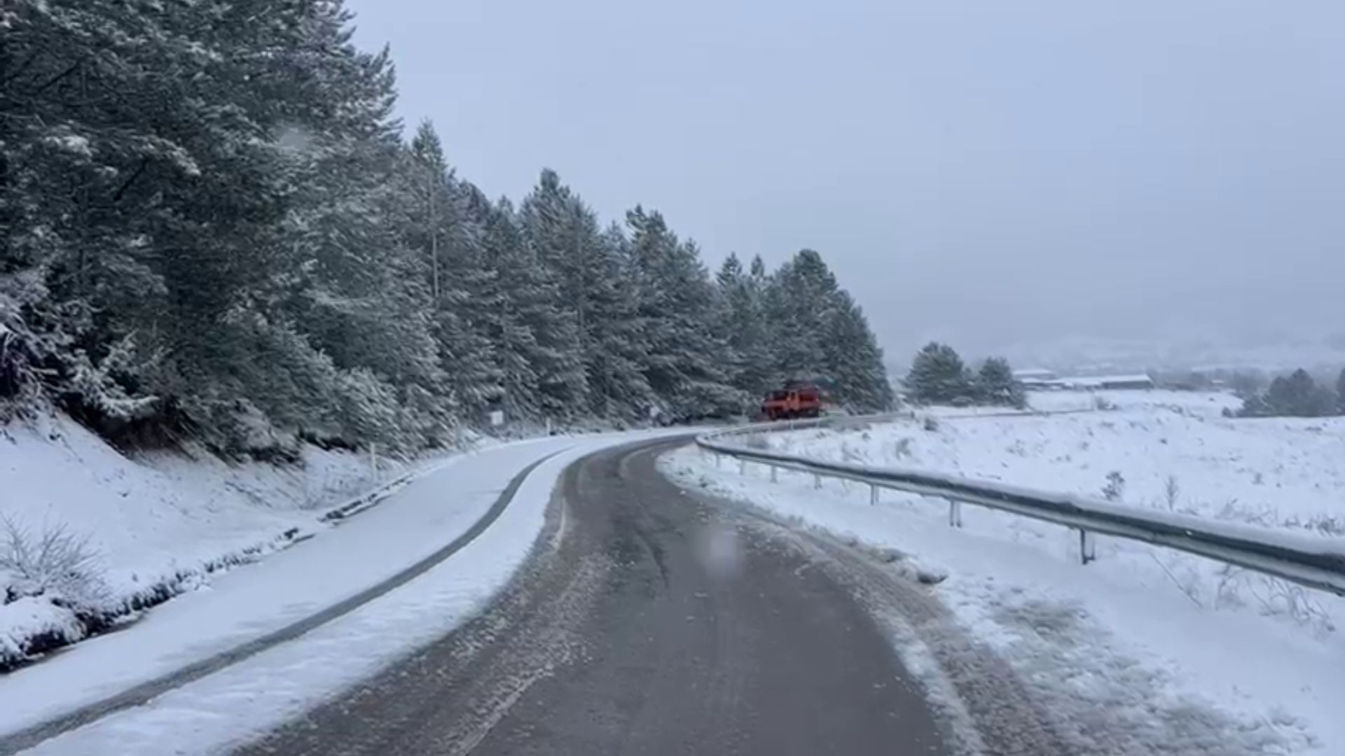 Reshjet e borës në qarkun e Korçës, nuk raportohet për problematika në qarkullim