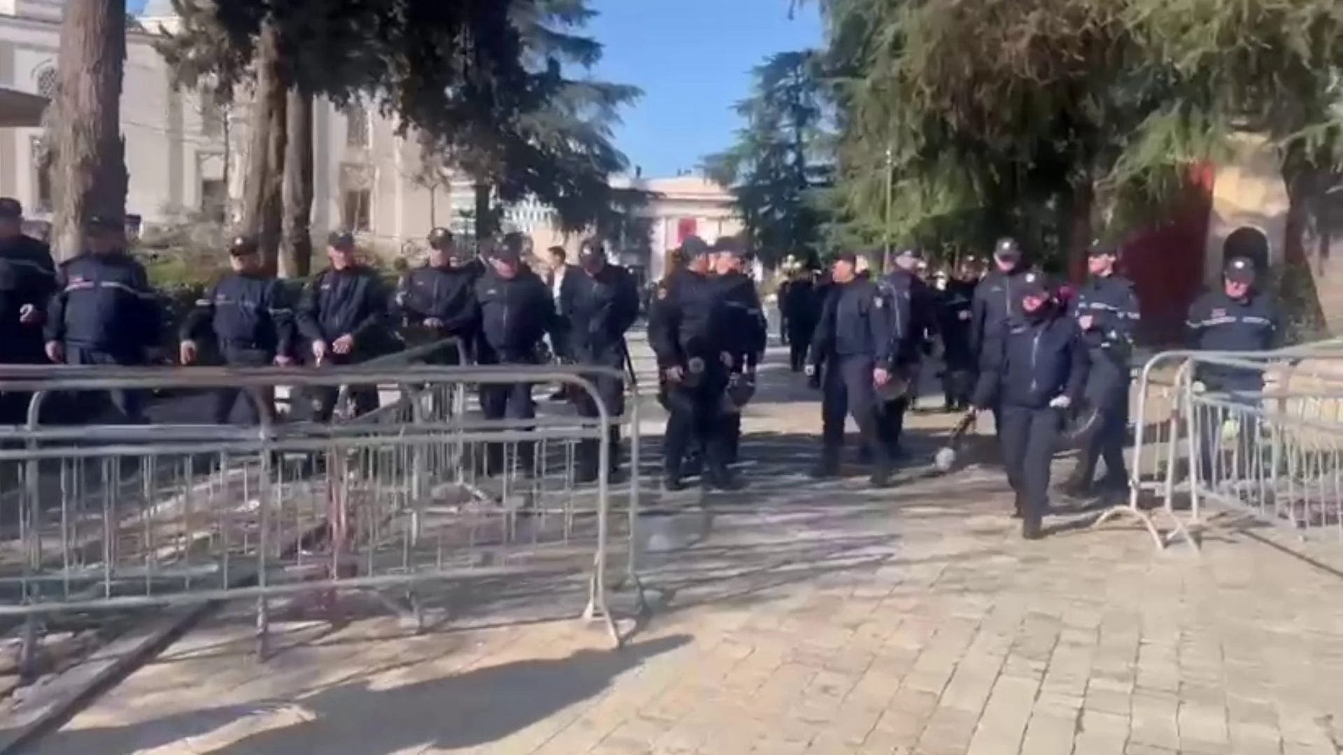 Pak minuta para nisjes së seancës për Ballukun, 1500 efektivë rrethojnë Kuvendin