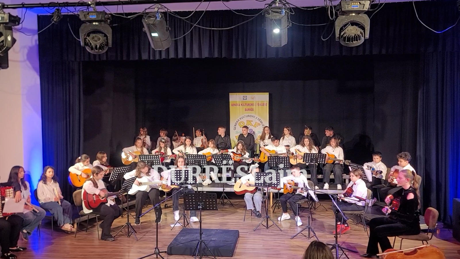 “Magjia e tingujve” e instrumentistëve të vegjël të QKF Durrës maagjeps publikun (VIDEO)