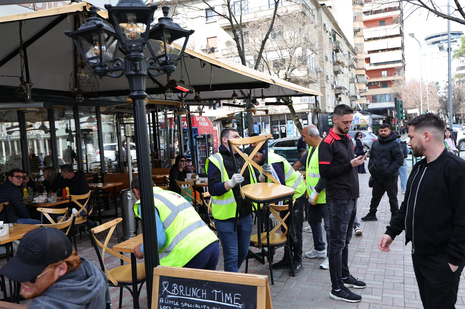 Bashkia ndërhyn në ish-Bllok, hiqen tavolinat dhe karriget e bizneseve që kishin bllokuar hapësirën publike