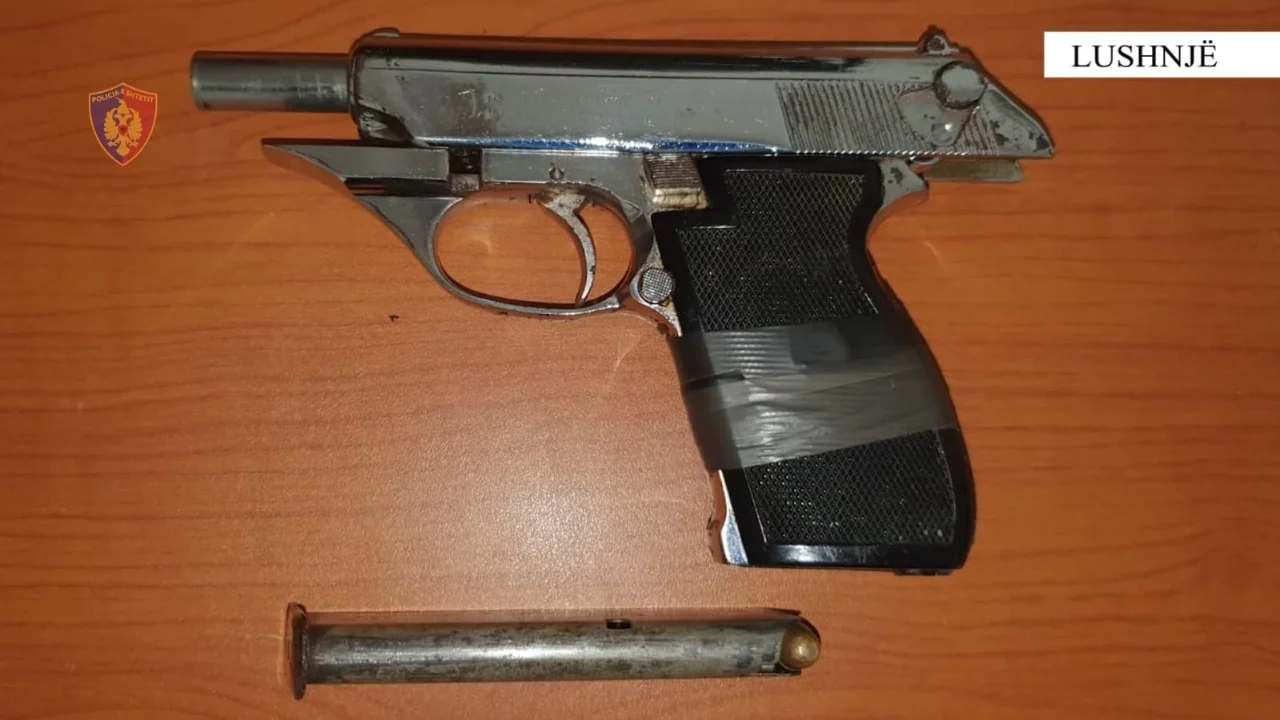 Lëvizte i armatosur në qytet, shpallet në kërkim 21-vjeçari, arrestohen 5 miqtë e tij