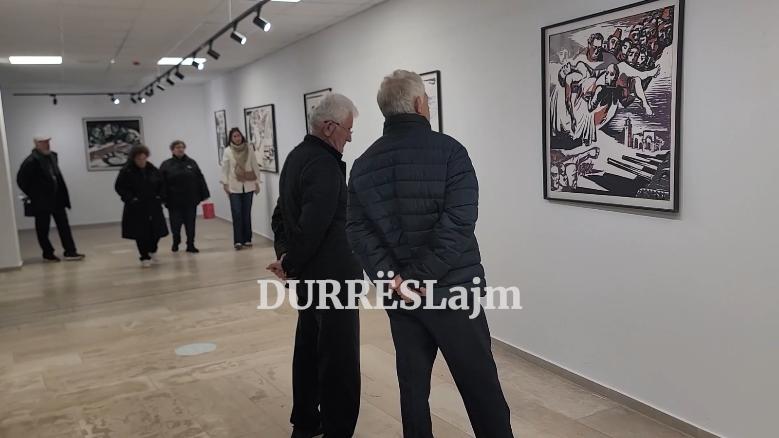 Durrës, hapet ekspozita e piktorit Muhamed Malilaj. “N’mugë”, një udhëtim shpirtëror i artistit mes dy epokave (VIDEO)