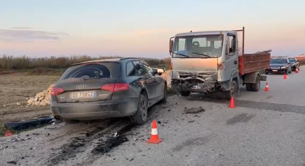 Aksident në Fier, “Audi” përplaset me kamionçinën, 3 persona të plagosur!
