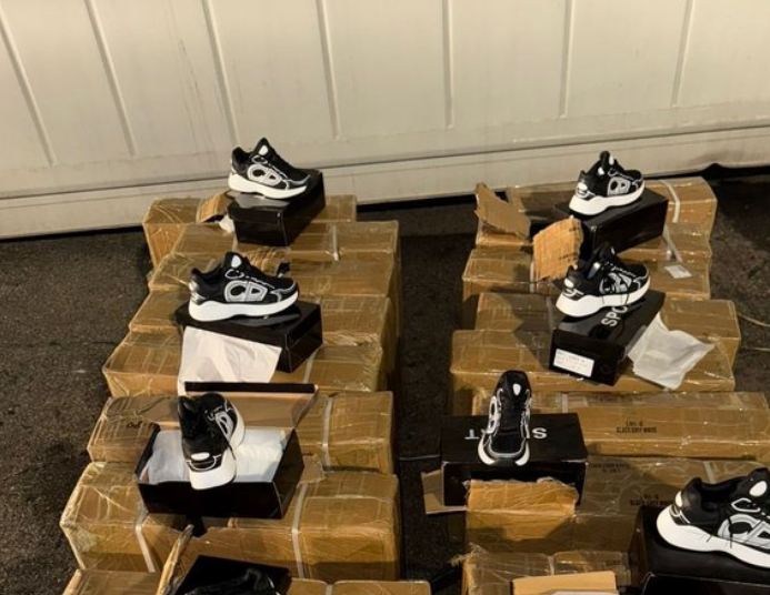 Bllokohen 5340 palë atlete “Dior” e “New Balance” në Durrës dhe Kakavijë