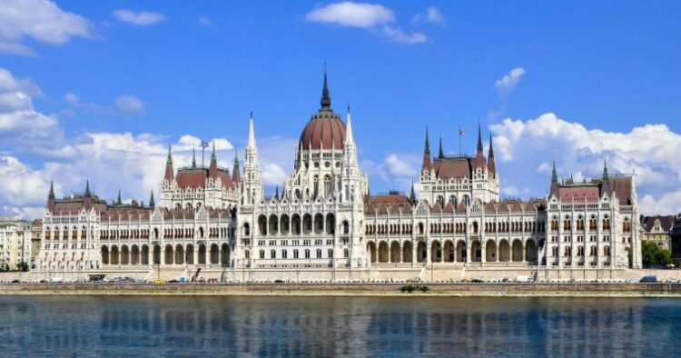 Parlamenti i Hungarisë miraton rezolutën që refuzon anëtarësimin e Ukrainës në BE