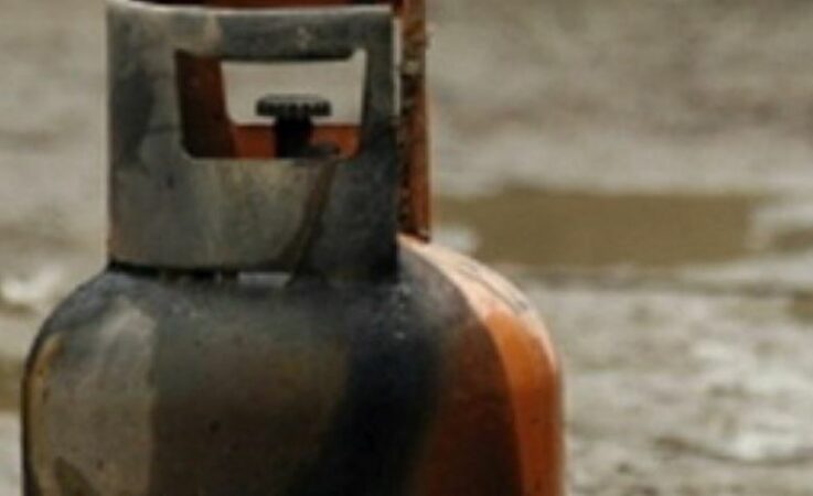 Shpërthen bombola e gazit, përfshihet nga flakët banesa 