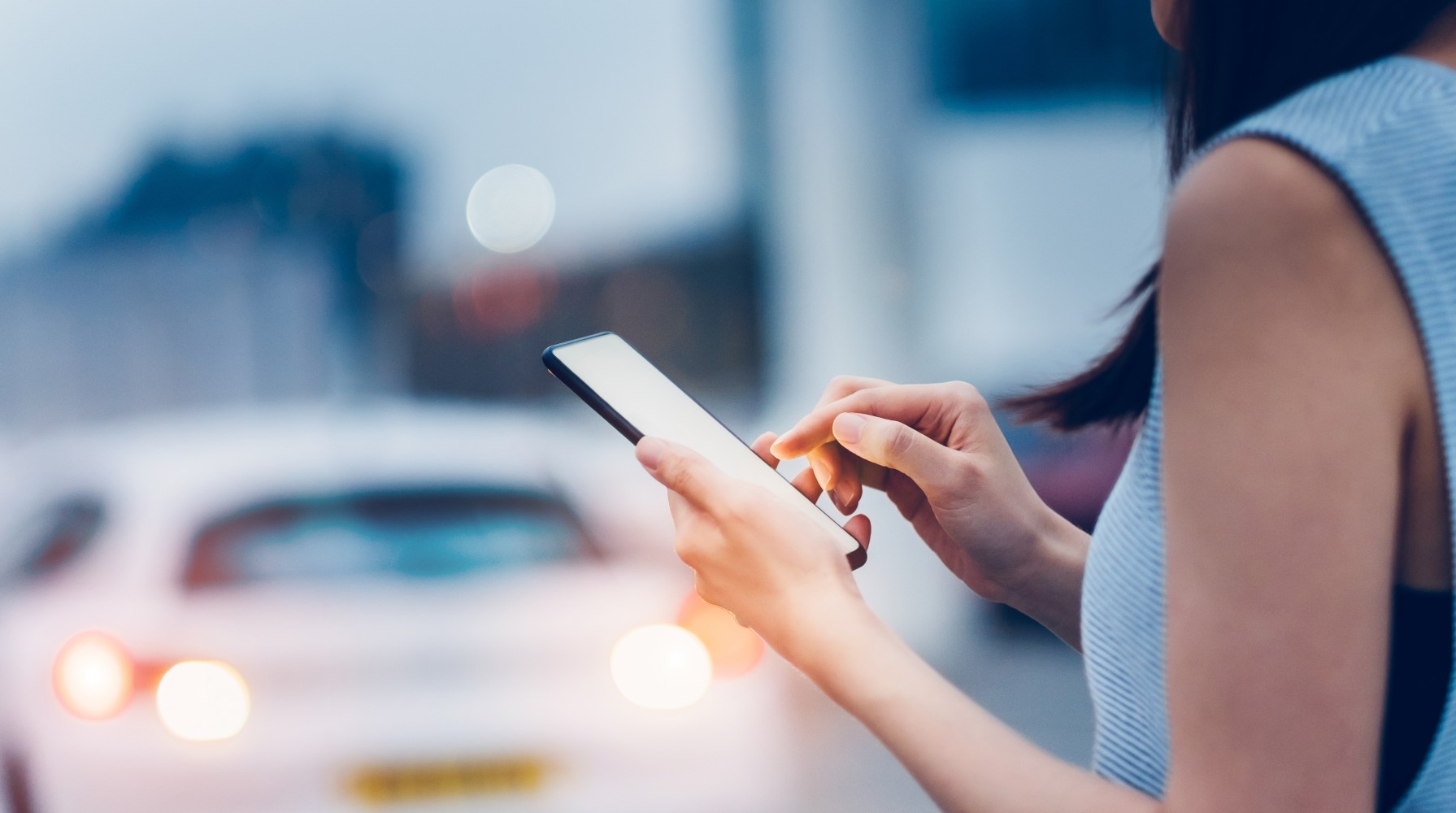 I vodhën celularin nga çanta një gruaje në Sukth dhe ia mbathën me makinë, arrestohen dy autorët