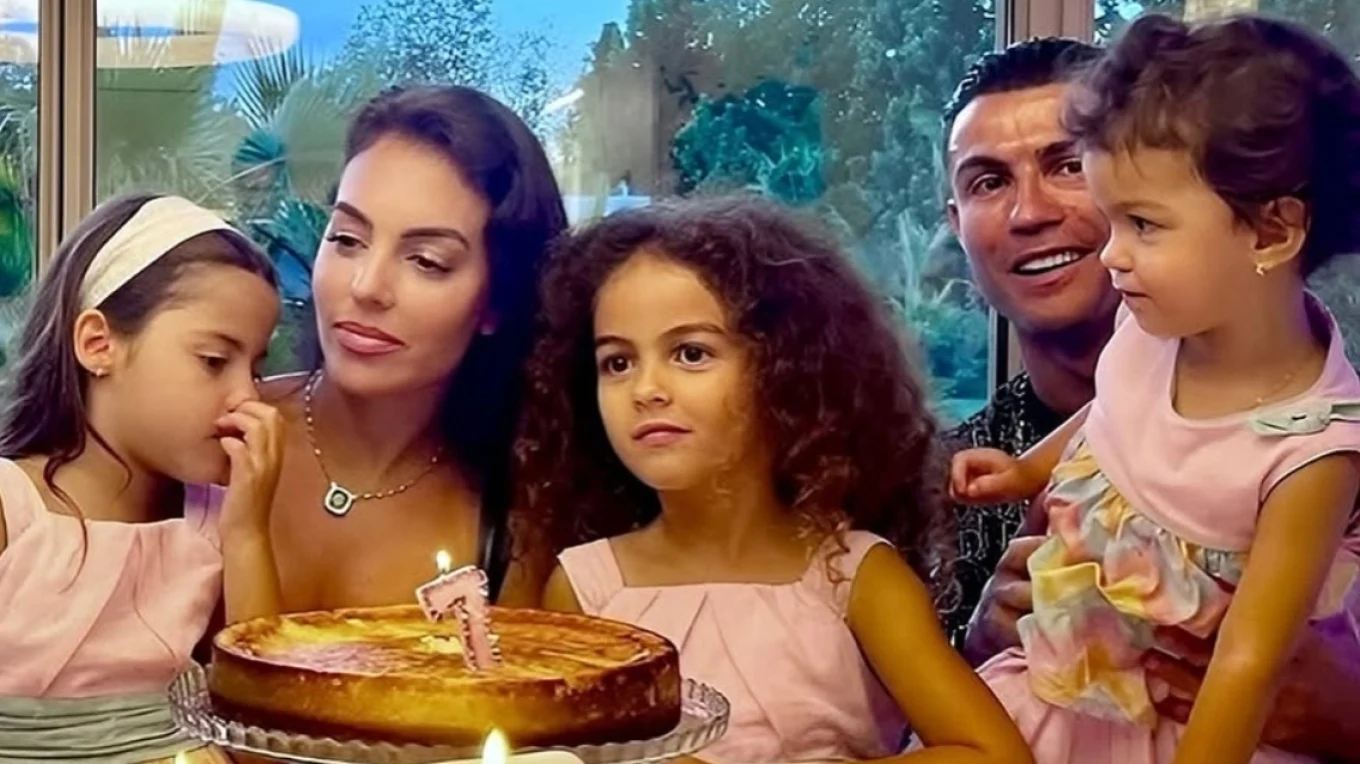 Dita Ndërkombëtare e Gruas, Cristiano Ronaldo uron festën e 8 Marsit: I rrethuar nga gra të forta