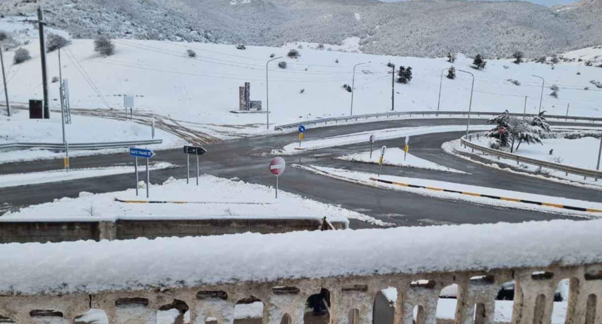 Borë në pranverë, zbardhet juglindja e vendit! Si paraqitet situata me rrugët