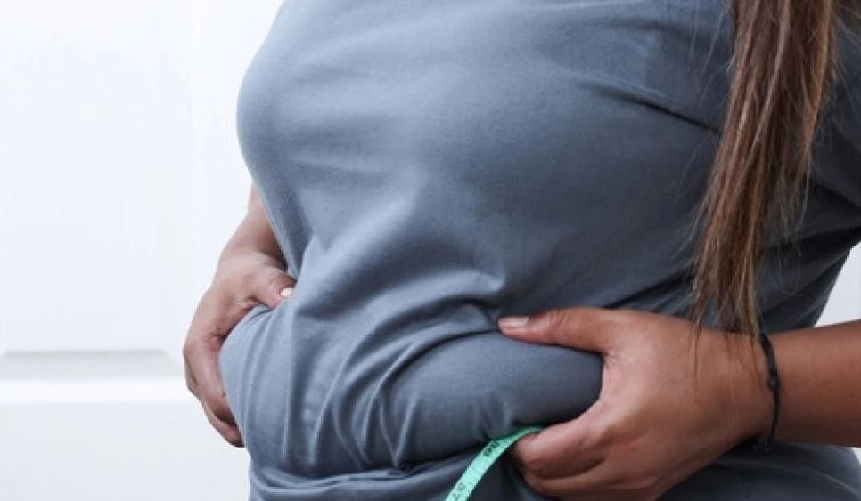 Dëshironi të humbni dhjamin e barkut? Duhet t’i shmangni këto gjashtë zakone