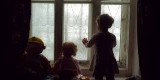 Durrës/ Braktis 3 fëmijët e mitur dhe u largua nga banesa, bashkëshorti bën denoncimin në polici