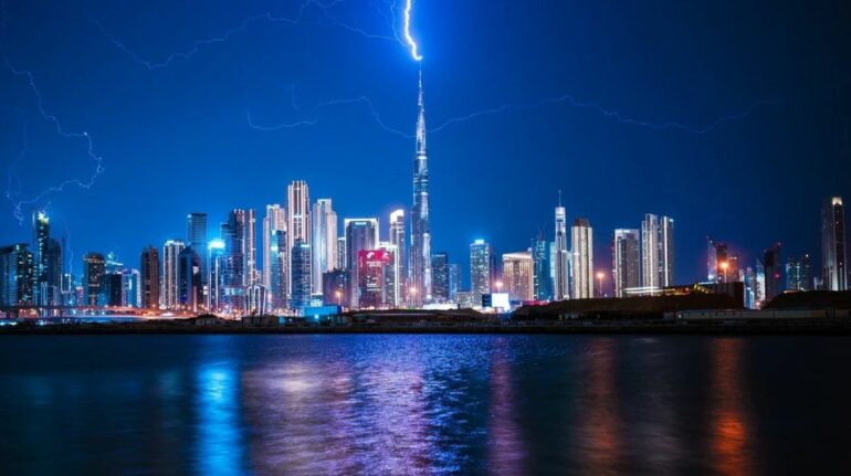 Momenti kur rrufeja godet Burj Khalifan, gjatë stuhisë që kishte përfshirë Dubain