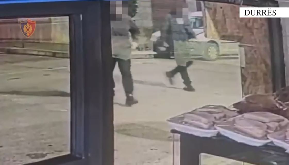 Vodhën disa dyqane në Durrës, vihen në pranga dy të rinj (VIDEO)